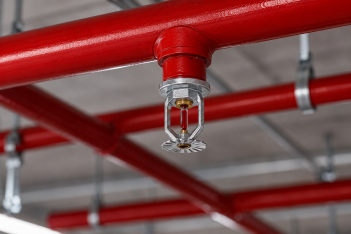 Chuveiro automático sprinkler instalado em tubulação vermelha no teto
